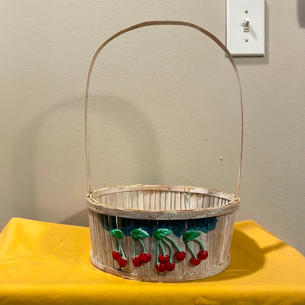 Vintage whitewash basket with cherries 🍒 on front. EUC!